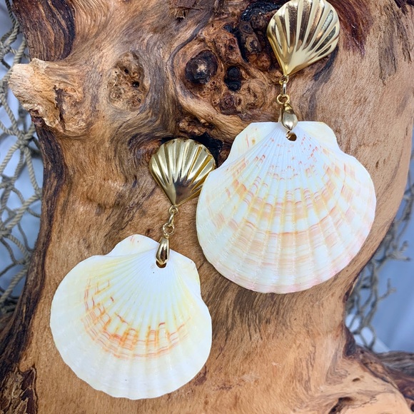 SEASHELL SCALLOP EARRINGS - Picture 1 of 1